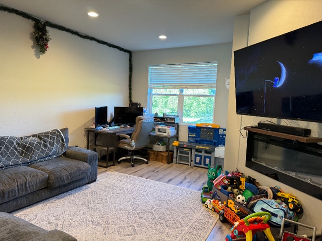 Building Photo - 162 SW Howard Pl N