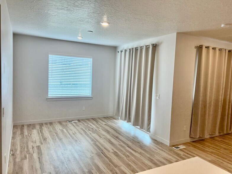 Building Photo - 393 Watercress Dr