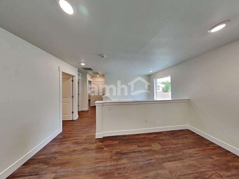 Building Photo - 725 S Oak St