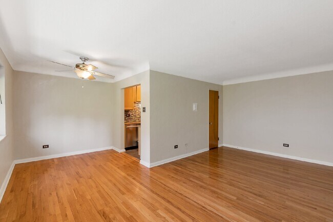 Building Photo - Large Two Bed / One bath in great Art deco building near Washington park.