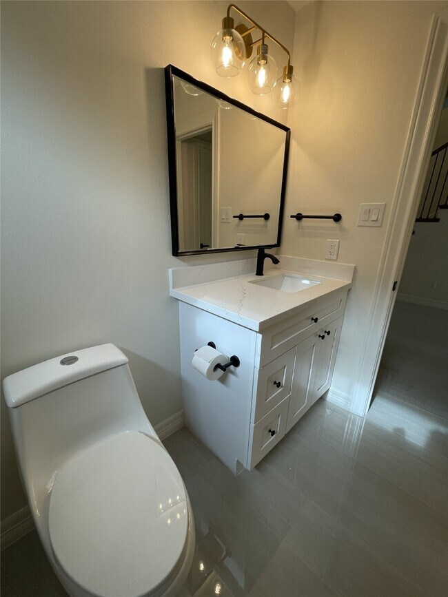 Building Photo - 5622 Lake Pl Dr