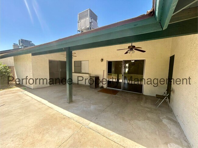 Building Photo - Stunning 3 Bed/2 Bath Split Wing Home w/ R...