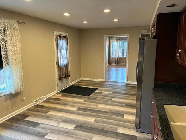 Building Photo - 127 Hickory Rd