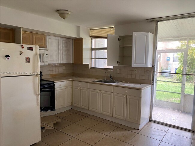 Building Photo - 5959 SW 69th St