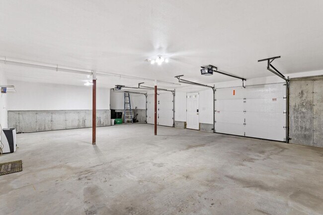 Building Photo - 22 Maple Rd