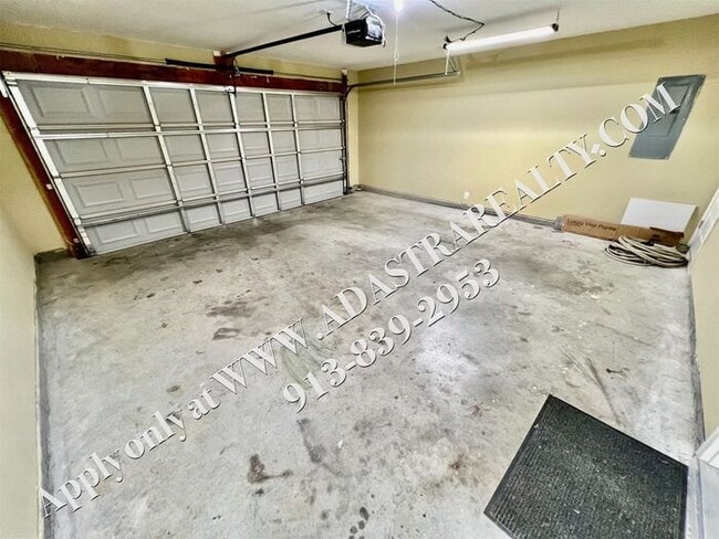 Building Photo - Like New Ranch in Spring Hill-Available in...
