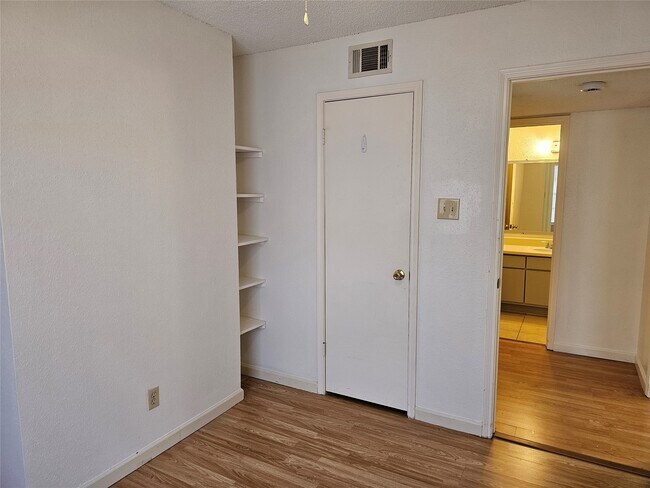 Building Photo - 2750 Holly Hall St