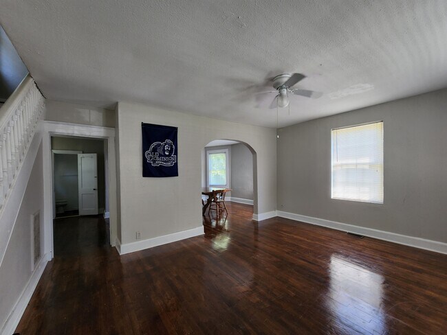 Building Photo - 1612 W 48th St