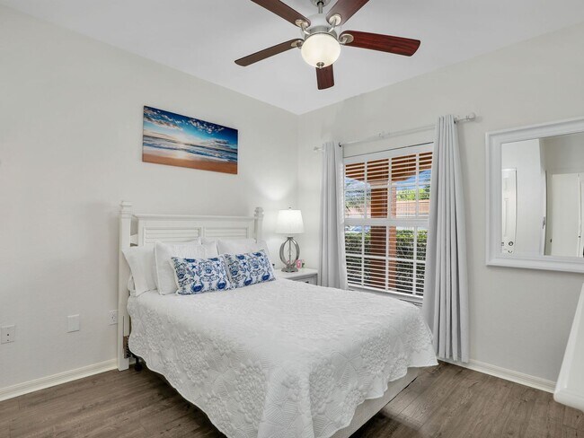 Building Photo - Seasonal 3-Bed First Floor Condo Rental in the Heart of Naples