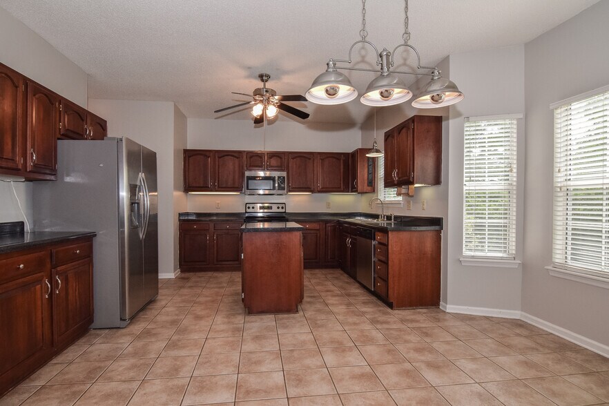 Building Photo - 1827 Falling Creek Cir
