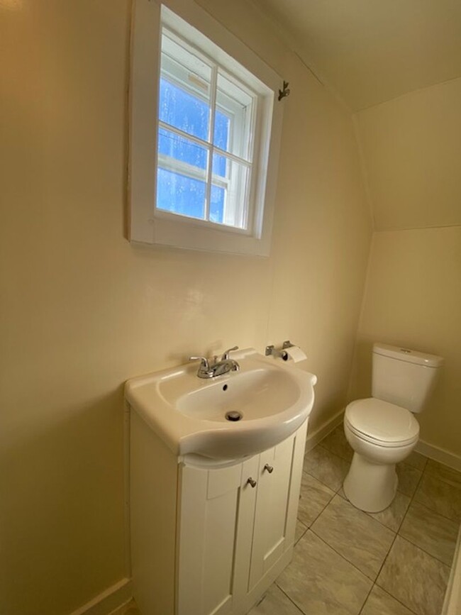 Building Photo - 3 Bedroom 1.5 Bathroom Unit Available in U...