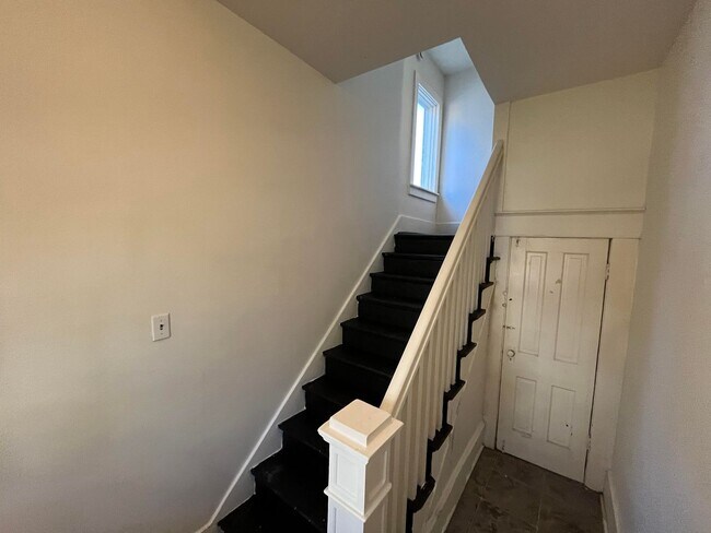 Building Photo - 2122 Jones St