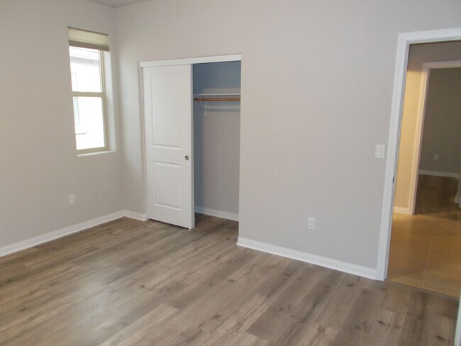Building Photo - Immaculate 4 BR, 3.5 Bath, 2 Car Garage Ho...