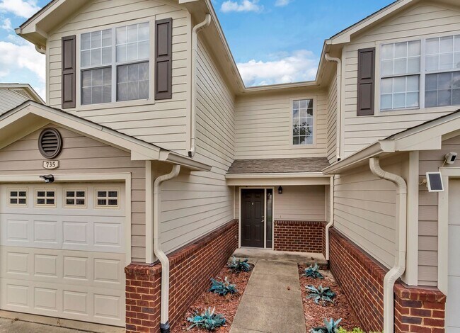 Building Photo - 3/2.5 Crestview Townhome with Community Po...
