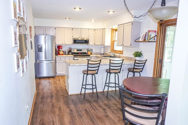 Building Photo - 3-Bedroom, 2-bath House With Fenced-in Yar...