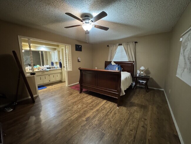 Building Photo - "Spacious 3-Bedroom with 2 Full Baths in P...