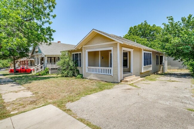 Building Photo - Large 4 Bed, 2 Bath in the heart of Histor...