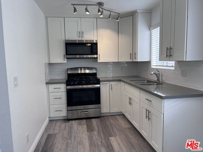 Building Photo - 1556 W 227th St