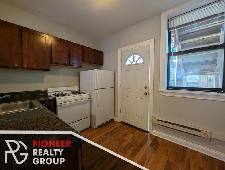Building Photo - 4407 N Wolcott Ave