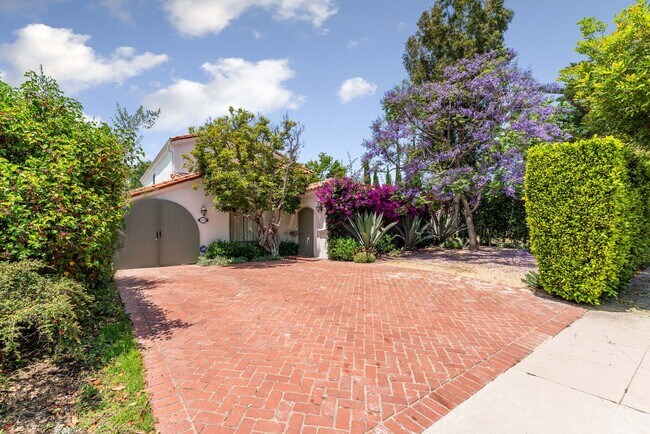 Building Photo - Incredible 4 bd 3 ba home- AVAILABLE SOON
