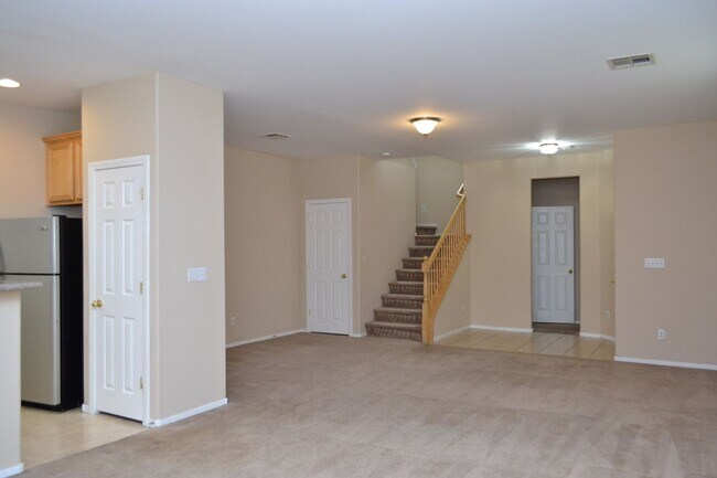 Building Photo - SW - 3 BEDROOMS PLUS LOFT SPACE