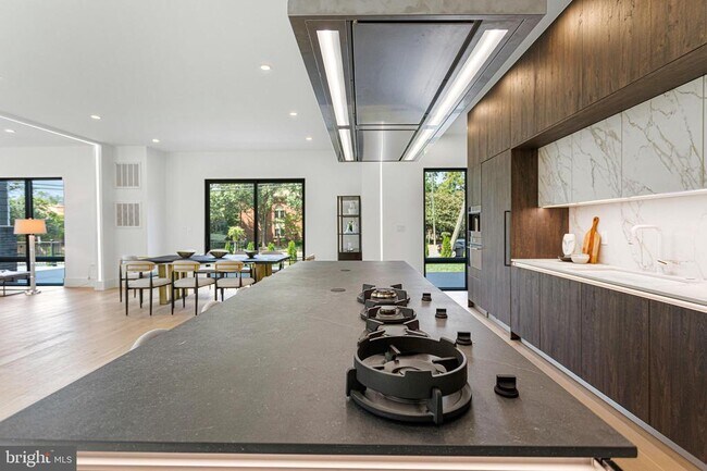 Building Photo - 1733 Chain Bridge Rd