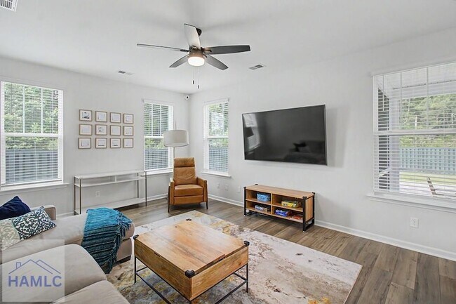 Building Photo - 160 Spring Hill Dr