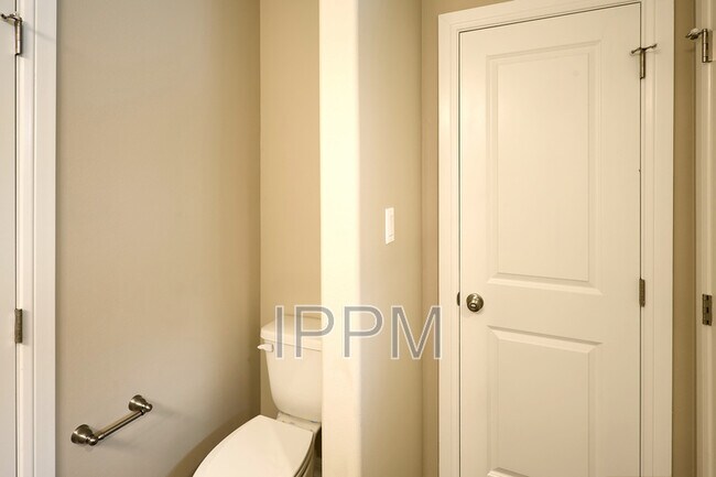 Building Photo - 2506 Cove Real Dr