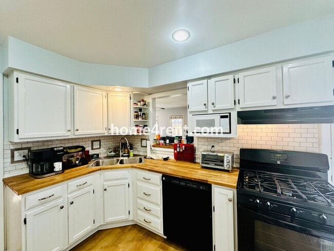 Building Photo - Charming, Prairie Village Home in a Quiet Neighborhood with Wood Floors and a Fenced Yard!