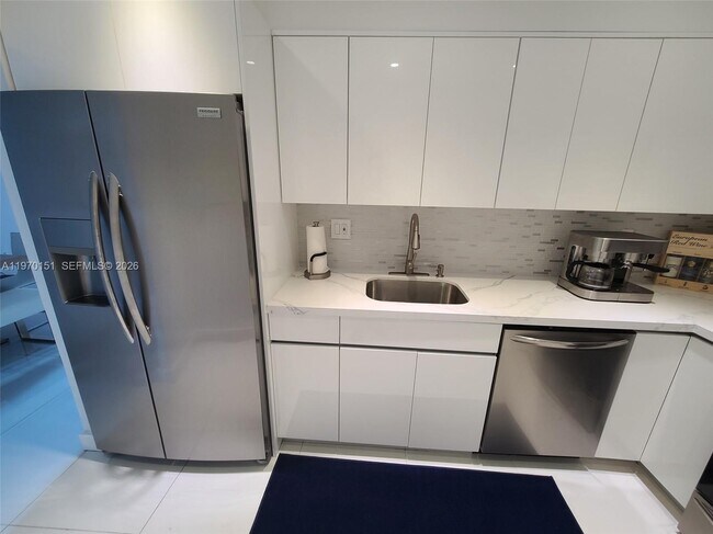 Building Photo - 2501 S Ocean Dr