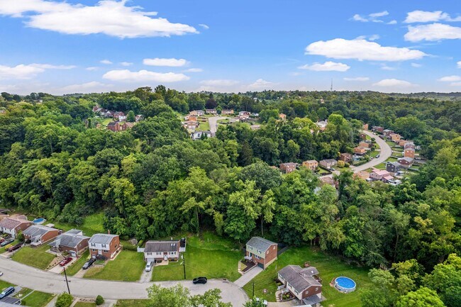 Building Photo - AVAILABLE AUGUST 1ST!! Gorgeous 3 BEDROOM ...