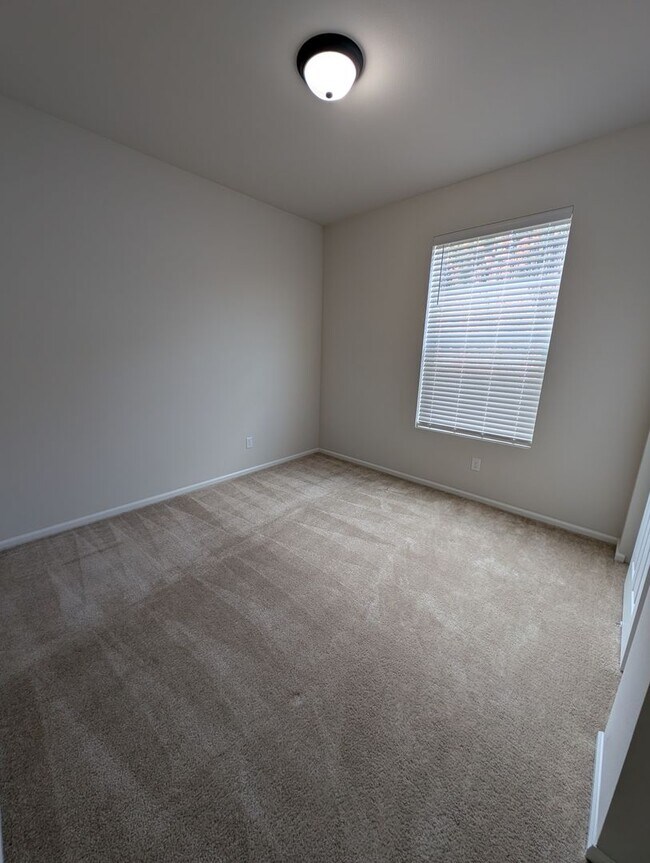 Building Photo - One Story Living in Port Orchard! Large 3 Bedroom Available for Rent!