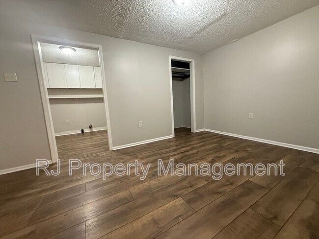 Building Photo - 1450 Gold Ave