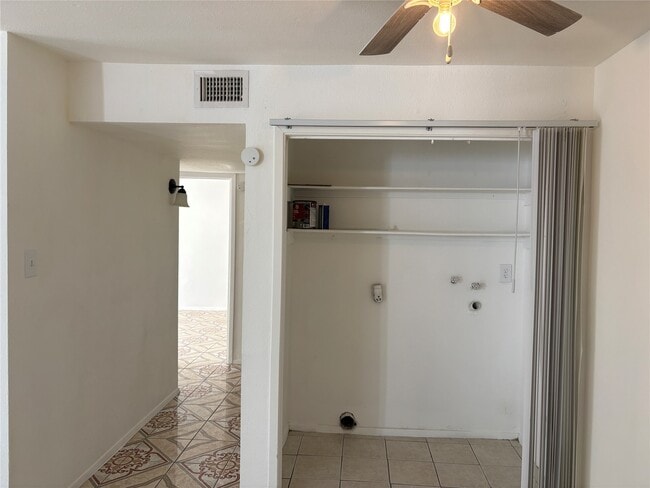 Building Photo - 7200 Clarewood Dr