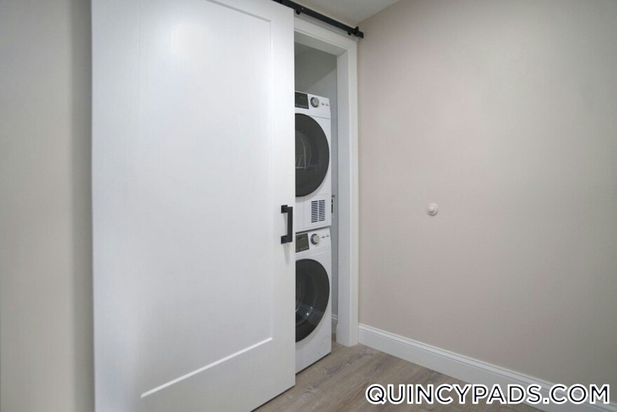 Building Photo - 22 Presidential Dr