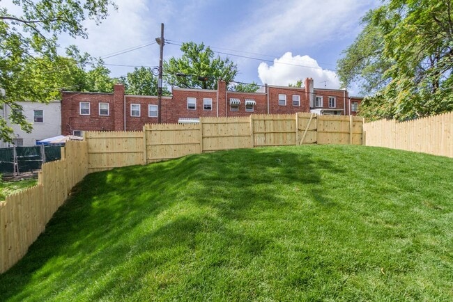 Building Photo - Gorgeous and Spacious Renovated 4br/3.5ba ...