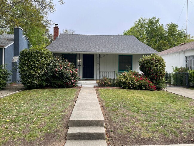 Building Photo - Great 2 Bedroom 1 Bathroom Home in Land Park