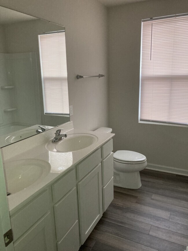 Building Photo - 5 Bedroom 2.5 Bathroom House