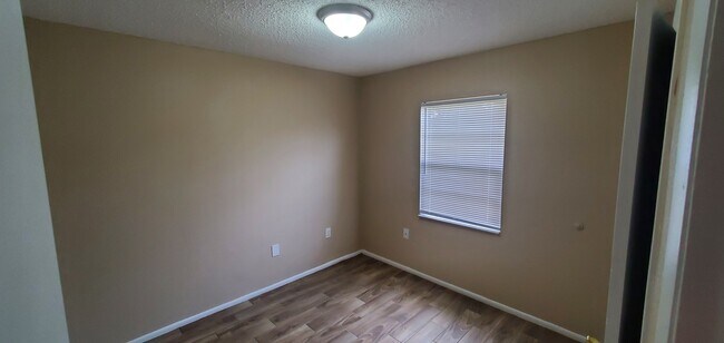 Building Photo - 1104 Mercury Dr W
