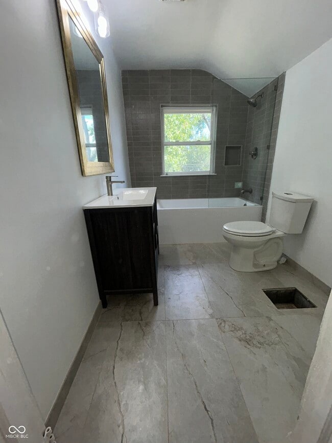 Building Photo - 811 Dequincy St
