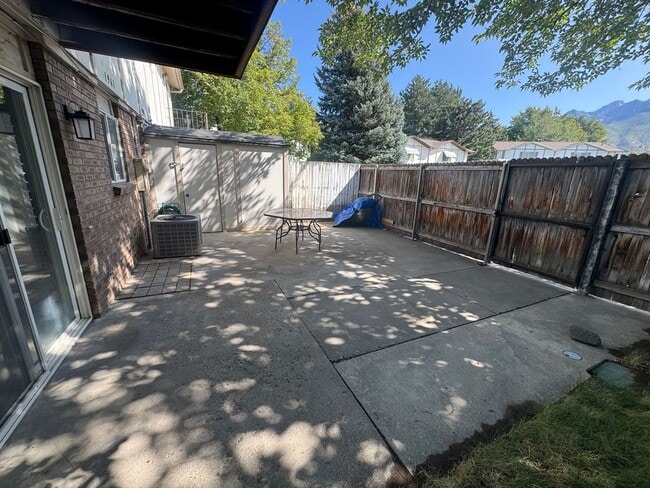 Building Photo - Beautiful duplex in amazing location!