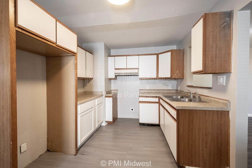 Building Photo - 3748 N Hawthorne Ln