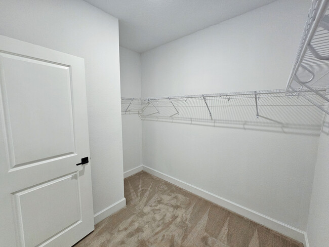Building Photo - 408 E Oak Ave