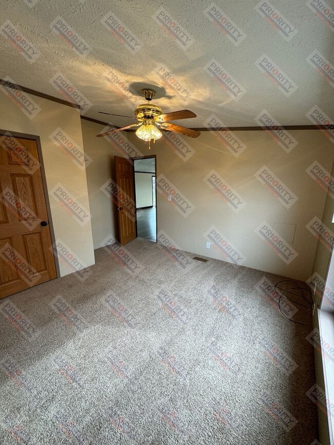 Building Photo - Spacious 4 bedroom single family home