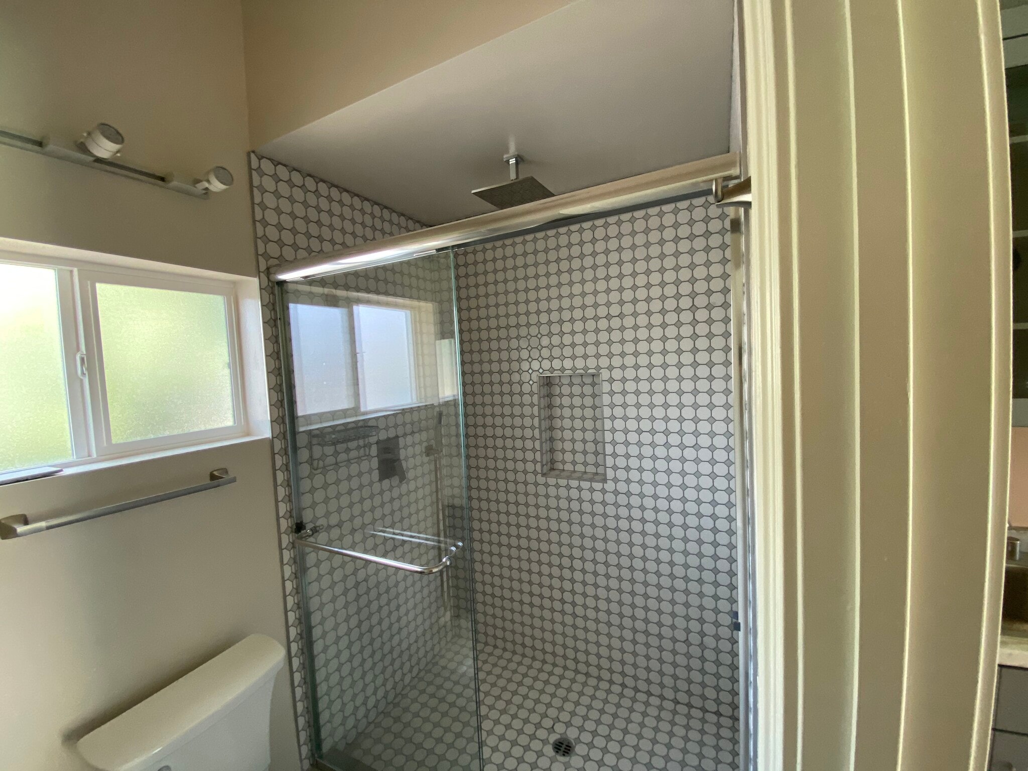Shower - 10207 Louise Ave