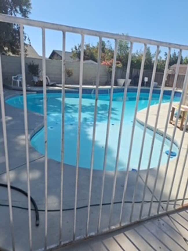 Building Photo - Southwest Bakersfield Home with Pool