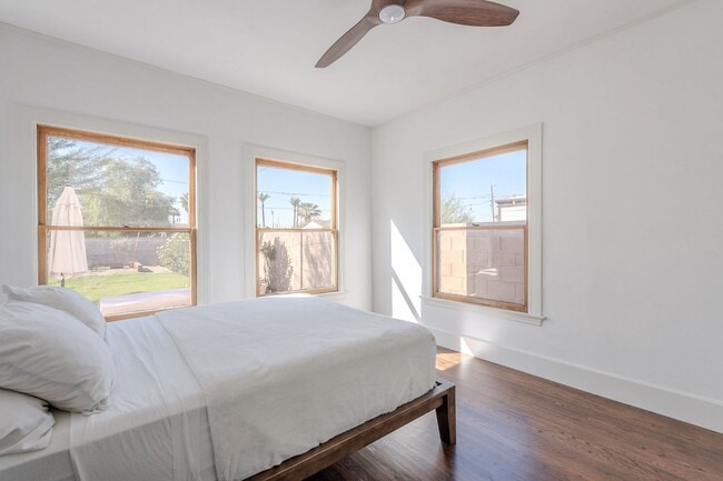 Building Photo - Rare 2 Bed 2 Bath Remolded Home in FQ Hist...