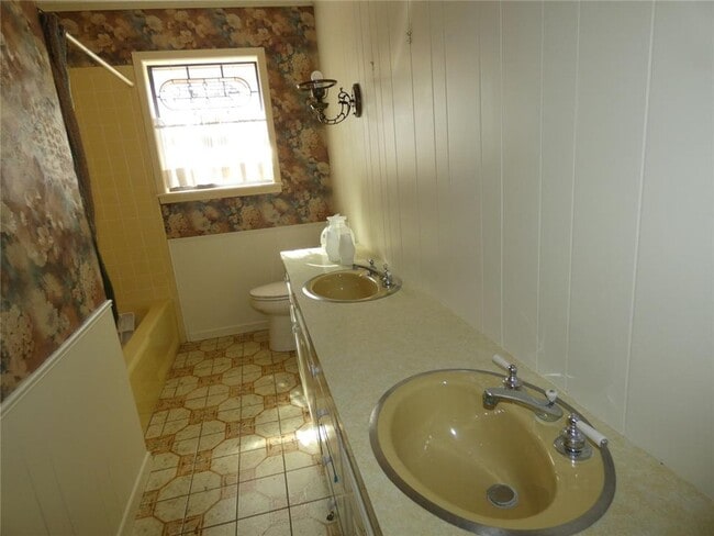 Building Photo - 1362 Beechwood Ln