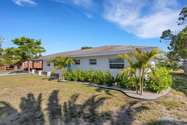 Building Photo - Modern Sarasota 3 Bedroom Home With Separa...
