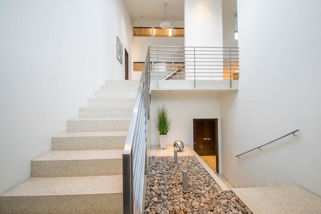 Entry - 1440 N Kings Rd